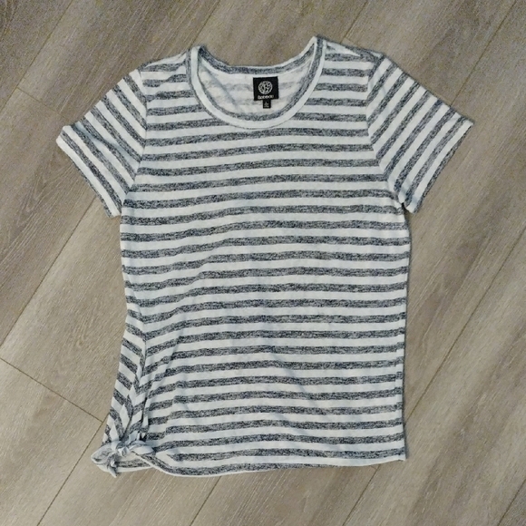 bobeau Tops - Bobeau Gray and White Fitted Tie Front T-Shirt
